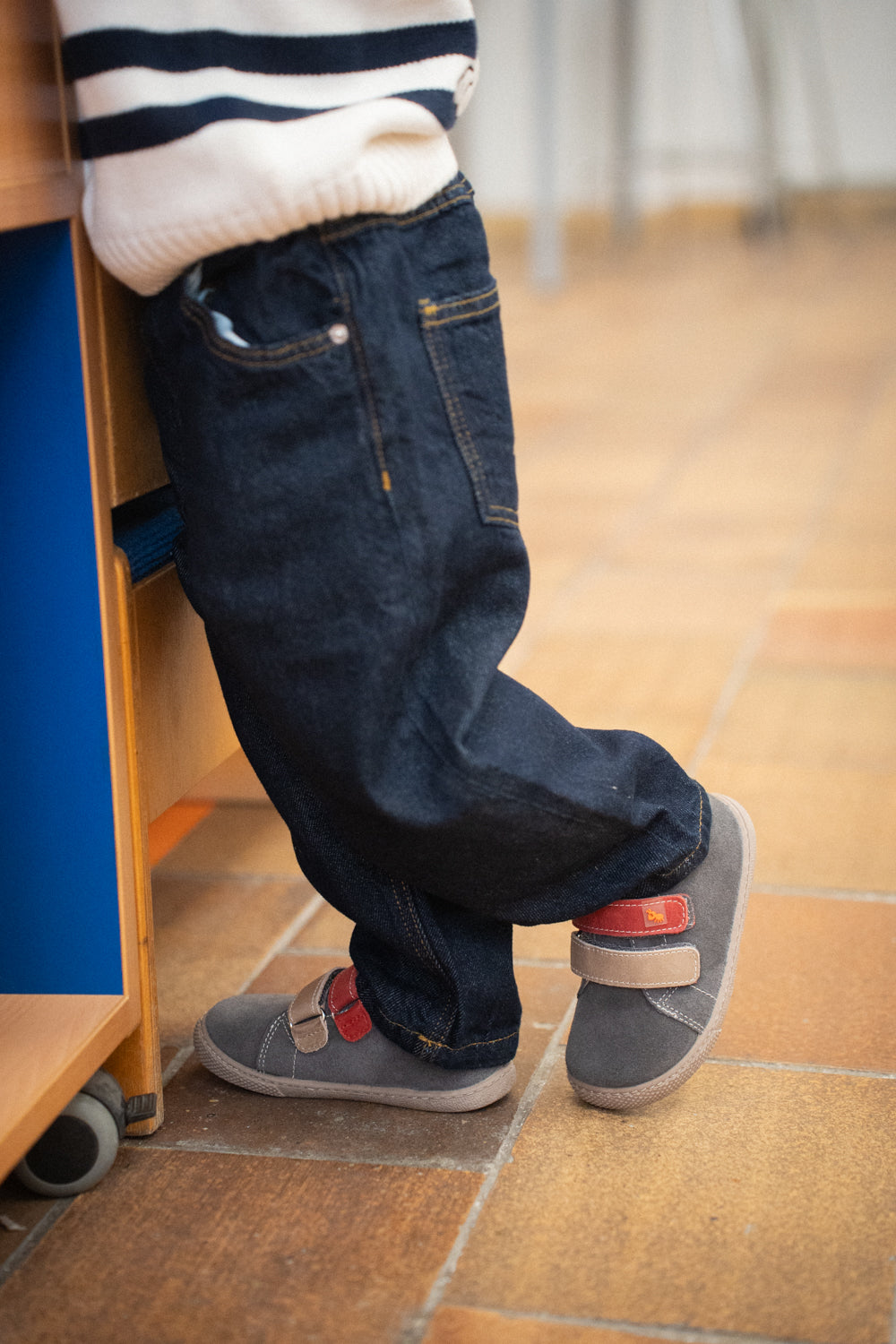 CALZADO CUERO BAREFOOT DOBLE VELCRO - GRIS ANTRACITA